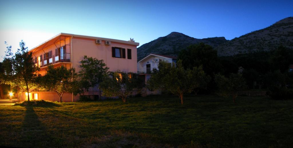 Apartments And Rooms Mare-Monti Starigrad Paklenica Buitenkant foto