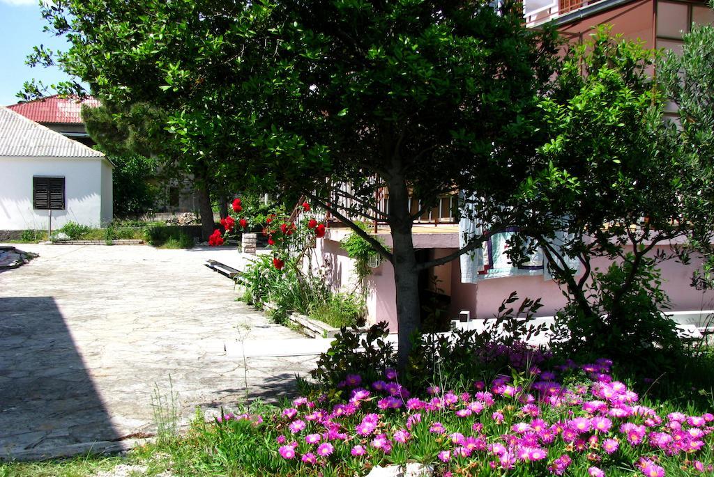 Apartments And Rooms Mare-Monti Starigrad Paklenica Buitenkant foto