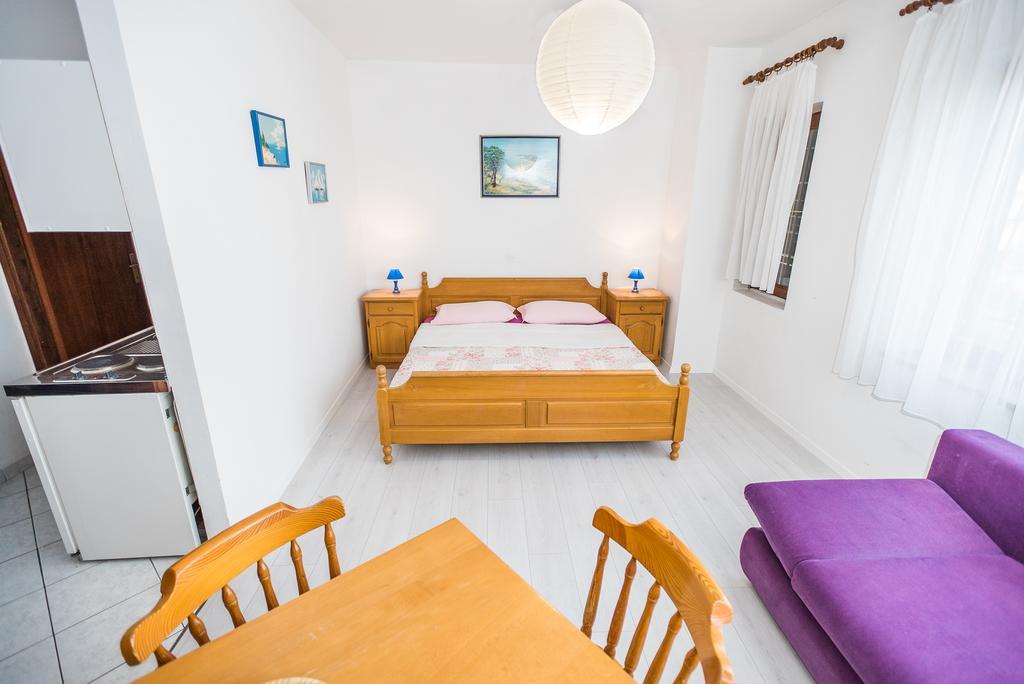 Apartments And Rooms Mare-Monti Starigrad Paklenica Buitenkant foto