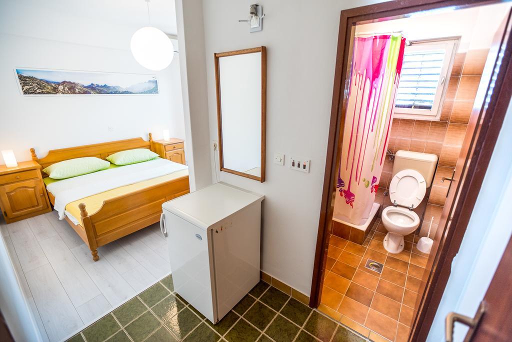 Apartments And Rooms Mare-Monti Starigrad Paklenica Buitenkant foto