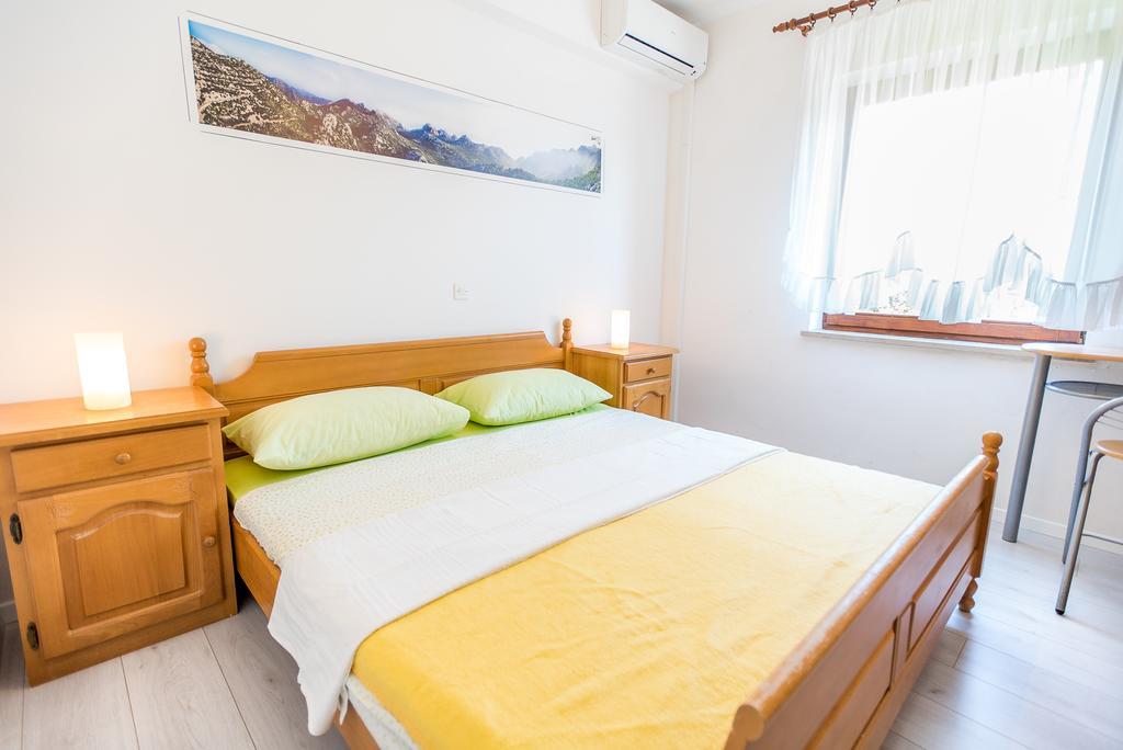 Apartments And Rooms Mare-Monti Starigrad Paklenica Buitenkant foto