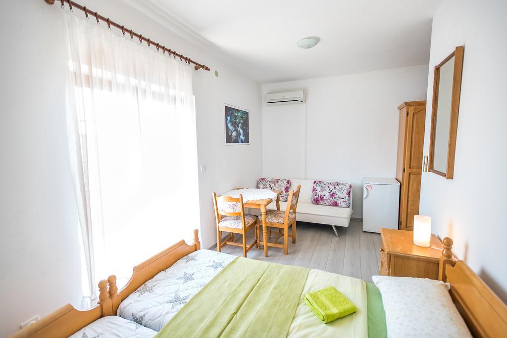 Apartments And Rooms Mare-Monti Starigrad Paklenica Buitenkant foto