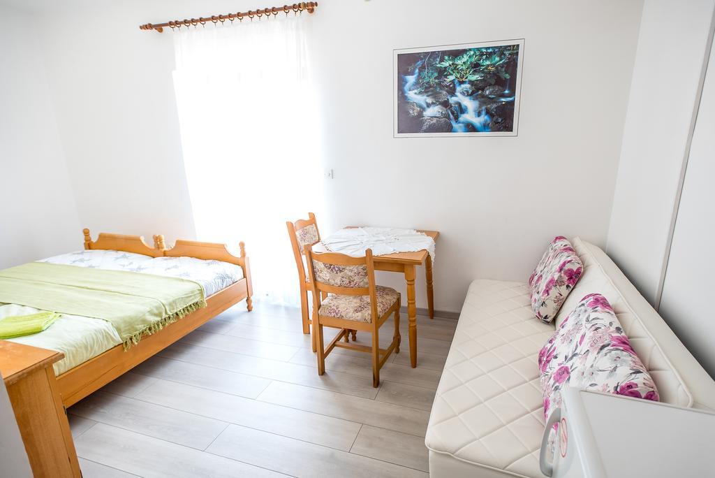 Apartments And Rooms Mare-Monti Starigrad Paklenica Buitenkant foto