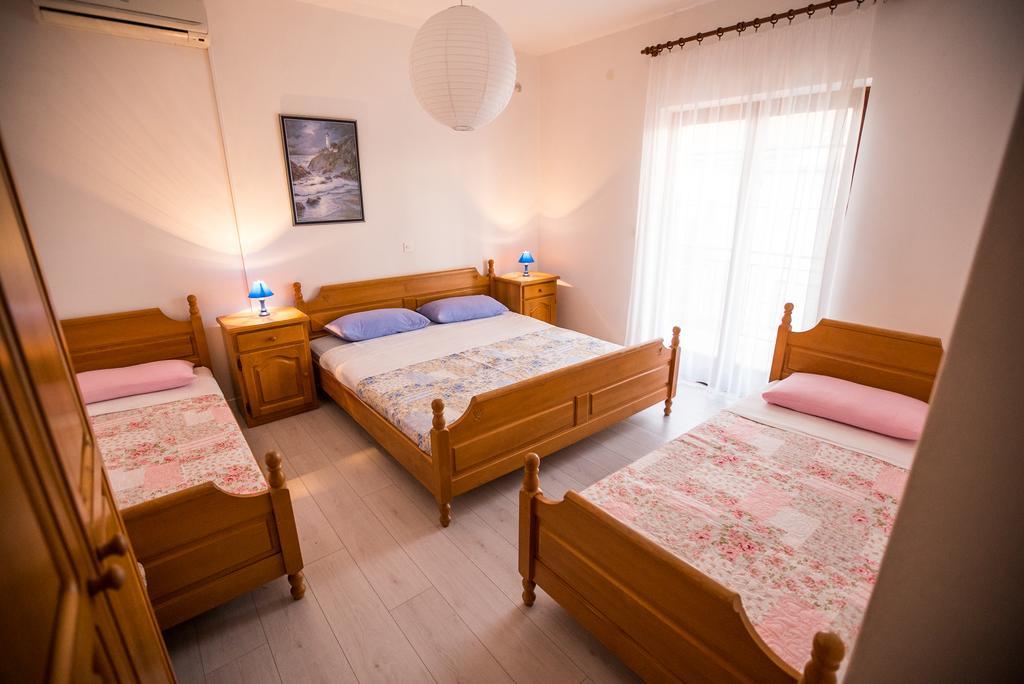 Apartments And Rooms Mare-Monti Starigrad Paklenica Buitenkant foto