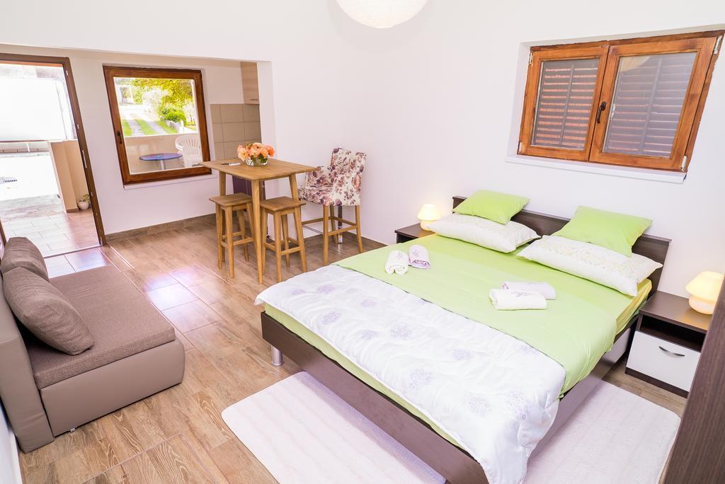 Apartments And Rooms Mare-Monti Starigrad Paklenica Buitenkant foto