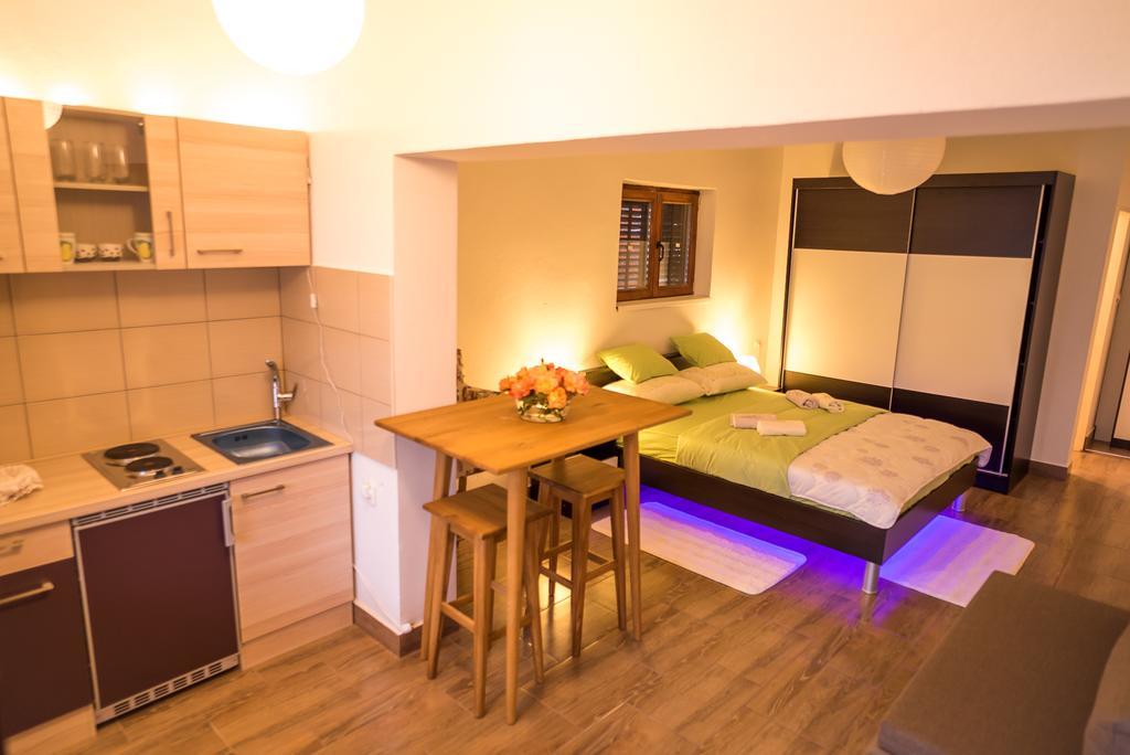 Apartments And Rooms Mare-Monti Starigrad Paklenica Buitenkant foto